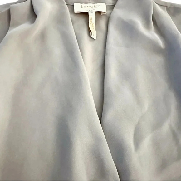 Landry by Shelli Segal | Split Neck 3/4 Sleeve Blouse (M) 🩶 - Picture 3 of 6